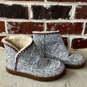 Sanuk nice bootah booties.  Cream and gray size 6.